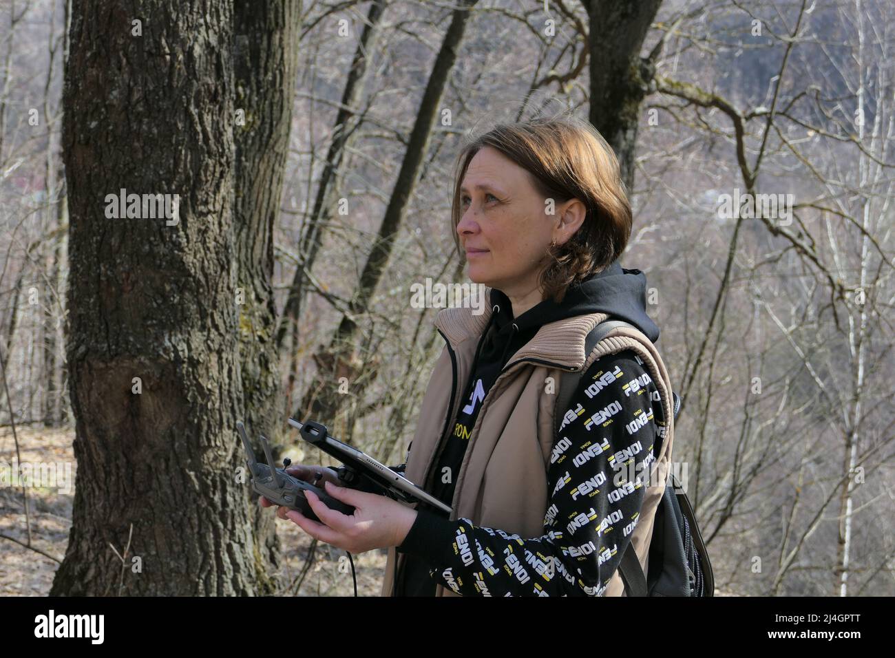 Nischni Nowgorod, Russland, Raspberry Ridge Nature Reserve, 13.04.2022. Mädchen, reist und kontrolliert eine Drohne im Wald im Freien. Hochwertige Fotos Stockfoto
