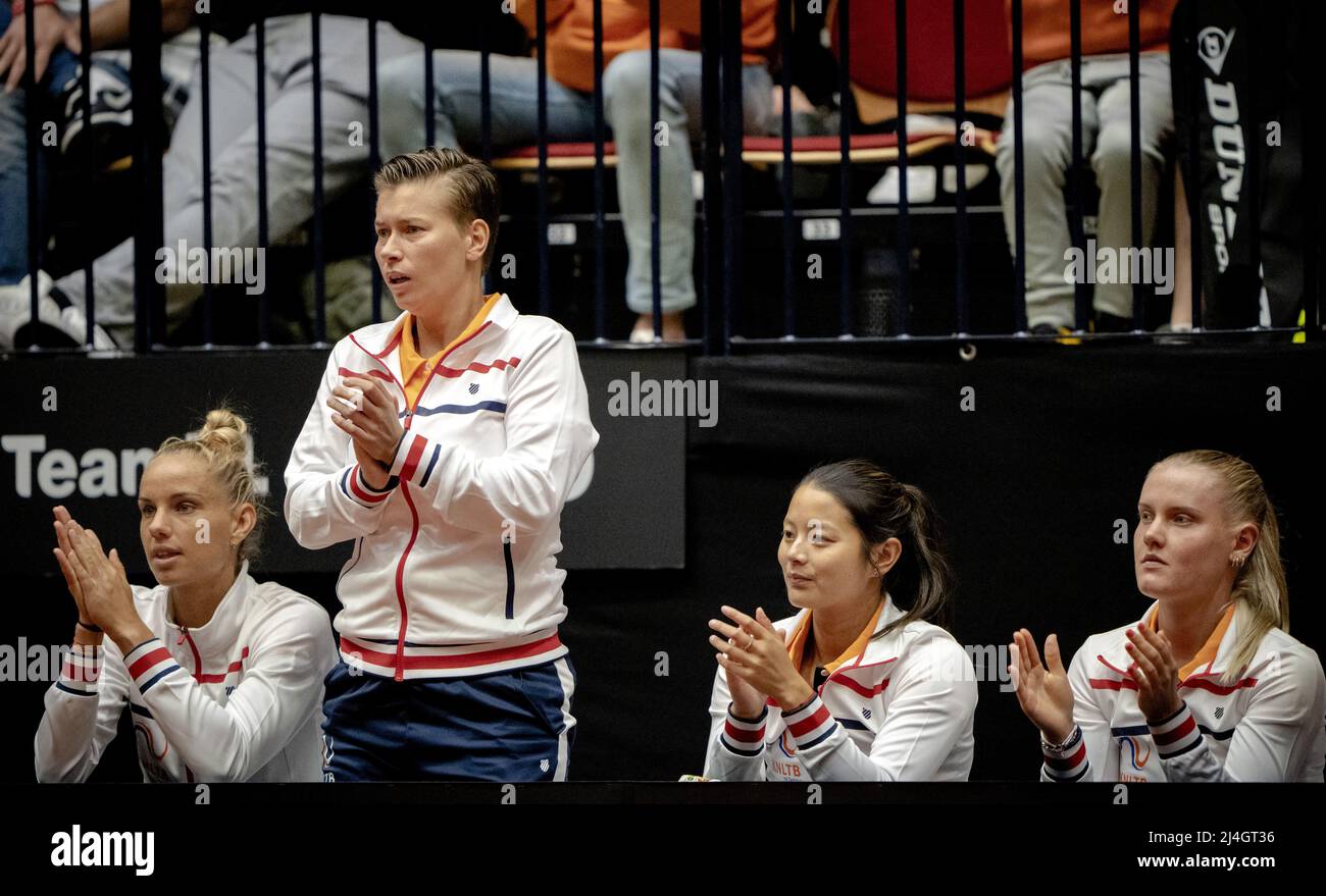 Vancouver, Kanada. 15. April 2022. DEN Bosch - Aranxta Rus, Demi Schuurs, Arianne Hartono im Einzelspiel der Qualifikationsrunde des Billie Jean King Cups. Die niederländischen Tennisspieler werden zwei Tage lang gegen Spanien spielen, in der Hoffnung, die Qualifikation zu erreichen. ANP SANDER KING Credit: ANP/Alamy Live News Stockfoto