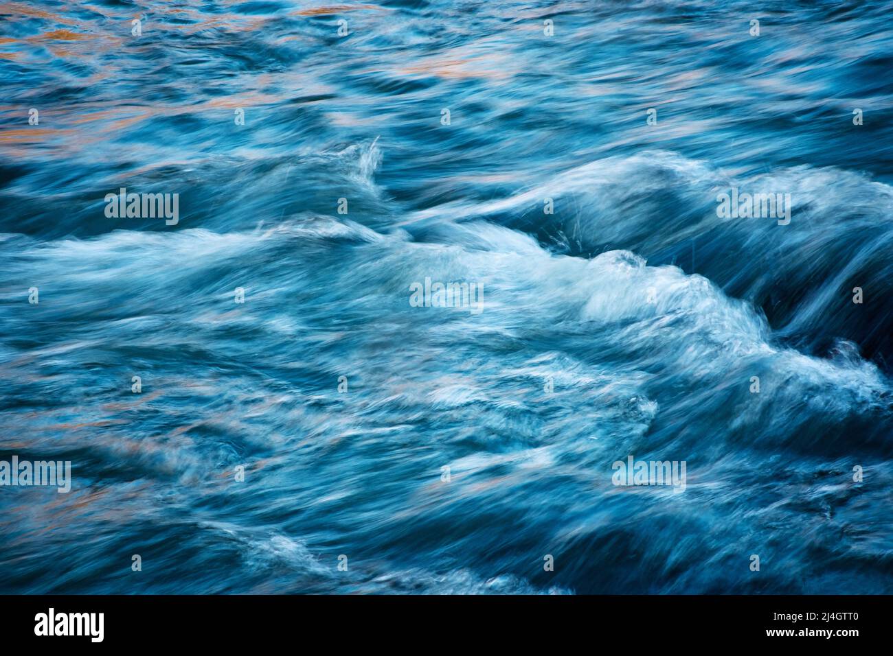 Abstrakte Natur Hintergrund blau Tönung Fluss Stockfoto