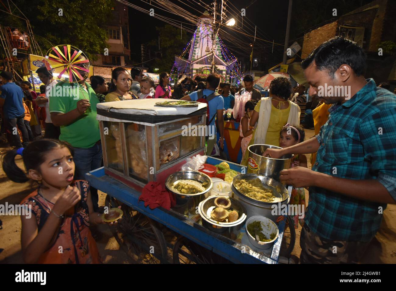 (4/14/2022) die Menschen genießen die Mela, wo das Hindu-Fest Gajan oder Shivagajan mit verschiedenen Ritualen hauptsächlich in Bengalen gefeiert wird. Es ist mit Lord Shiva, Neel und Dharmaraj im Hinduismus verbunden. Gajan erstreckt sich über mehrere Tage im Monat Chaitra und dauert bis zum Ende des bengalischen Jahres und endet mit Charak puja. Die als Sannyasi oder Bhakta bekannten Teilnehmer gehören jedem Geschlecht und Alter an. Das Hauptthema dieses Festivals ist die Befriedigung durch Schmerz, Hingabe und Opfer. (Foto von Biswarup Ganguly/Pacific Press/Sipa USA) Stockfoto