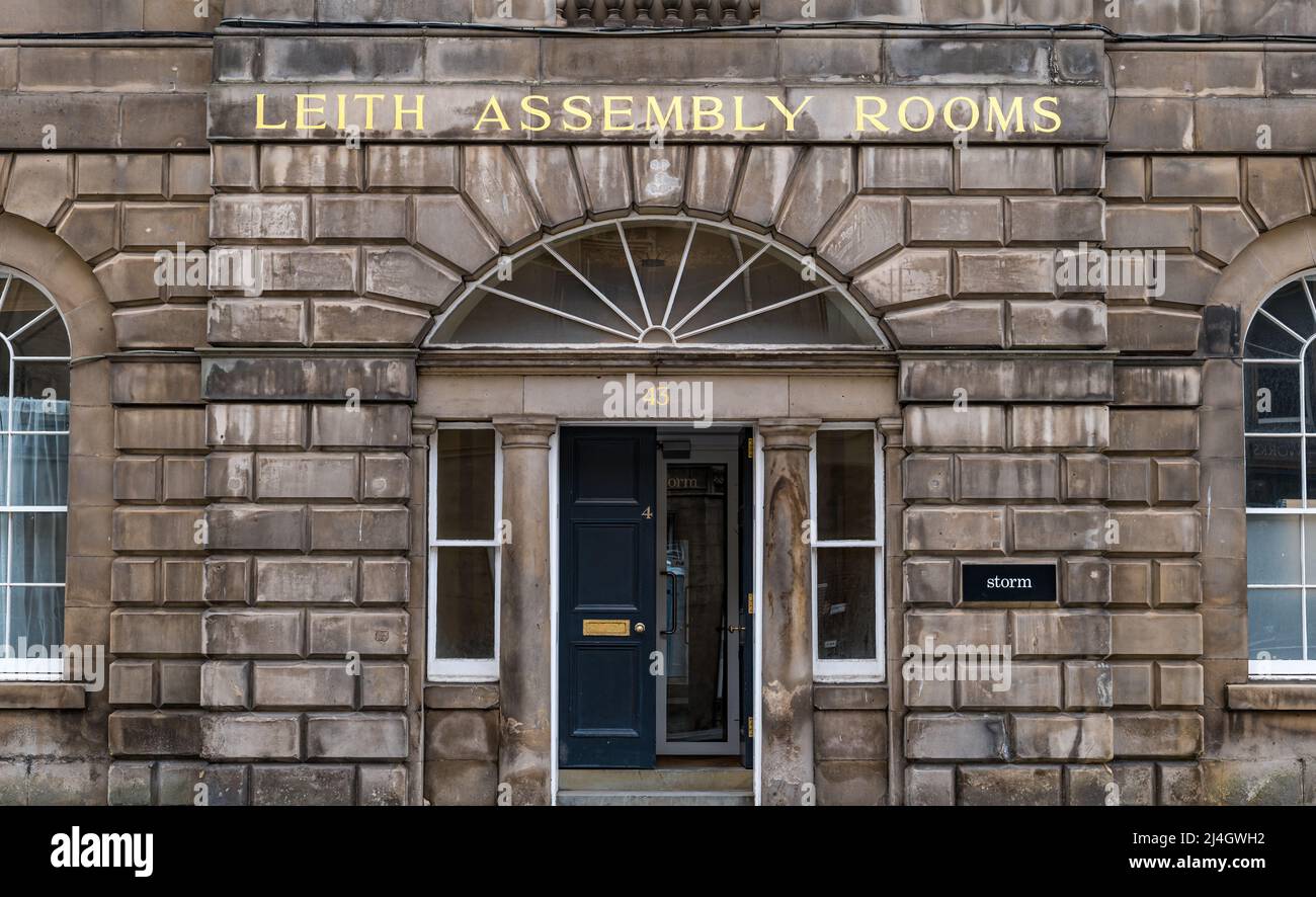 Vorderseite des georgianischen Gebäudes mit Beleuchtung, Leith Assembly Rooms, Constitution Street, Leith, Edinburgh, Schottland, Großbritannien Stockfoto