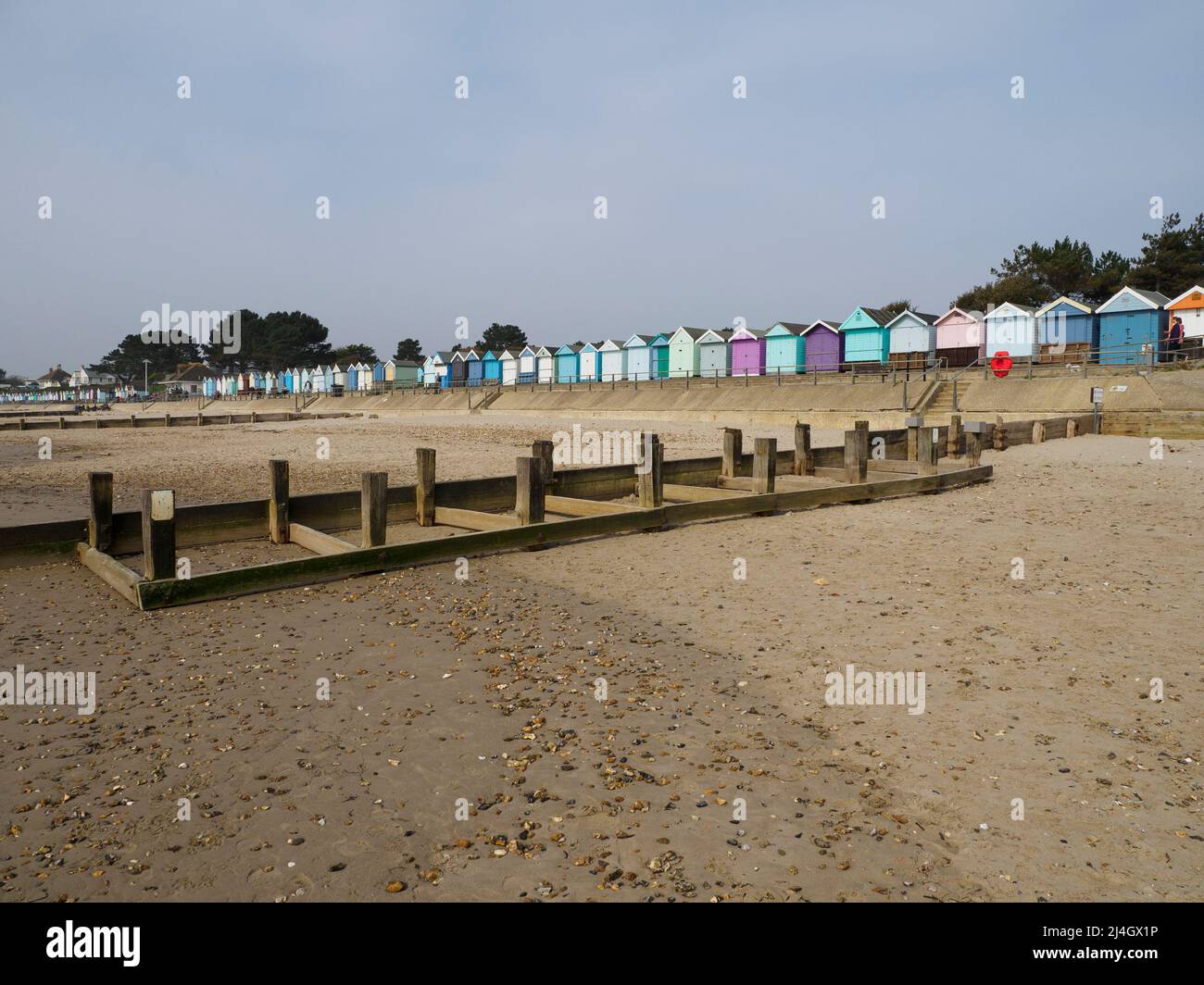 Avon Beach Groynes und Strandhütten, Christchurch, Dorset, Großbritannien Stockfoto