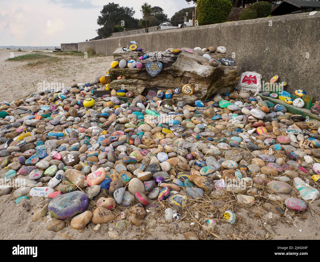 Avon Beach Pebbles, jeder Kies erzählt seine eigene persönliche Geschichte von Liebe, Verlust, Prüfungen, Feier, Solidarität, Mut oder Unterstützung für andere, Mudeford, Stockfoto