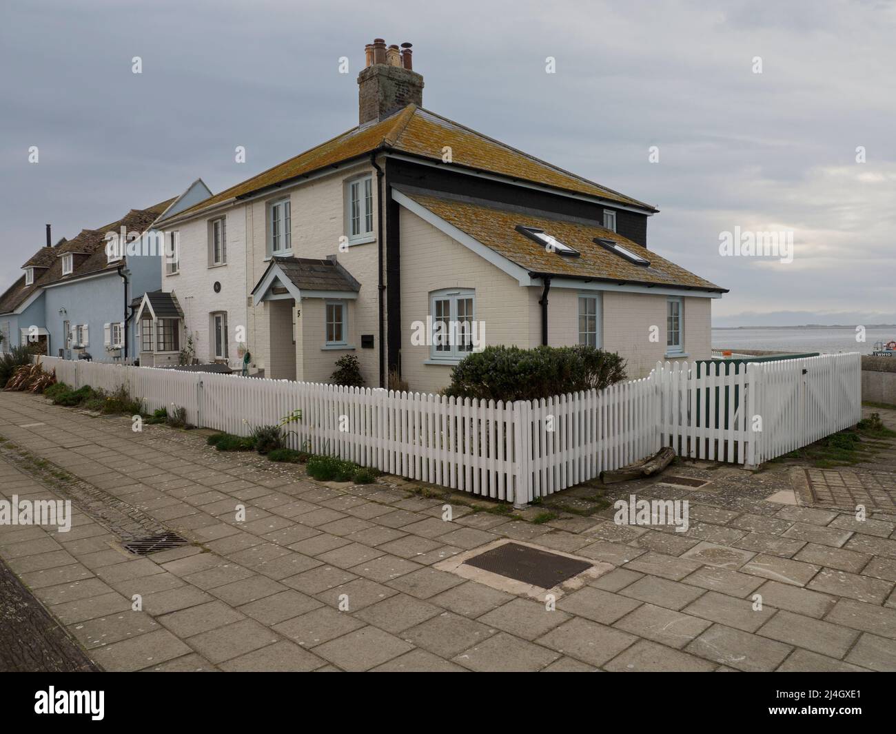 Alte Küstenwache-Cottages jetzt Ferienhäuser am Mudeford Quay, Christchurch, Dorset, UK Stockfoto