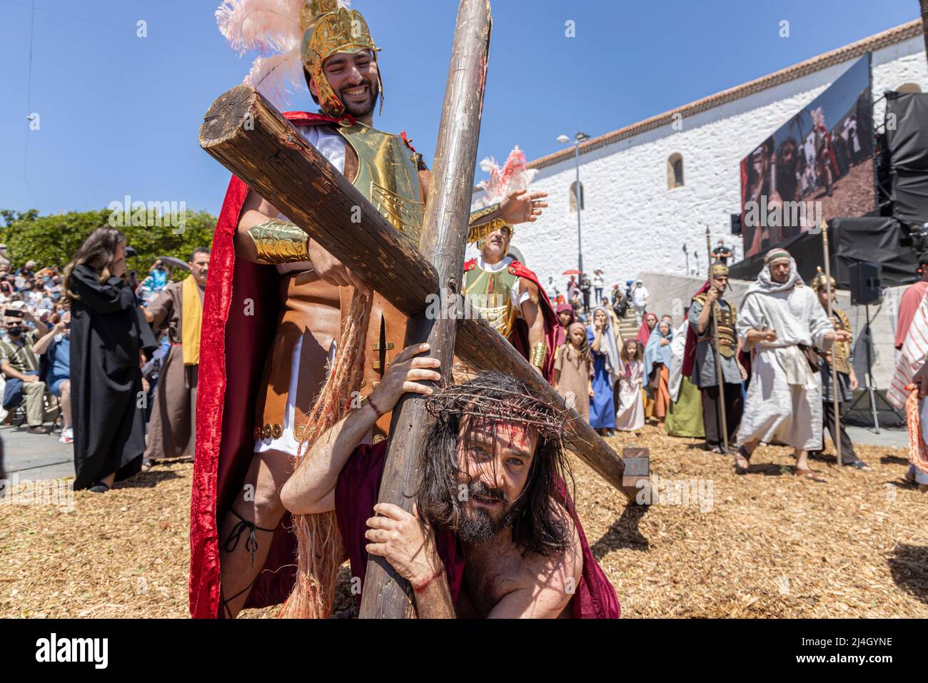 Adeje, Teneriffa, Kanarische Inseln, Spanien. 15. April 2022. Das Karfreitag-Passionsspiel kehrt nach zwei Jahren, die aufgrund der Pandemie von Covid 19 nicht stattfinden, nach Adeje zurück. Das Spektakel wird live nach ganz Spanien übertragen und in diesem Jahr wurde erstmals ein Film mit der Geschichte des ersten Teils gedreht, gefolgt vom letzten Akt der Kreuzigung, der live auf der Plaza de España, Adeje, stattfand. Stockfoto