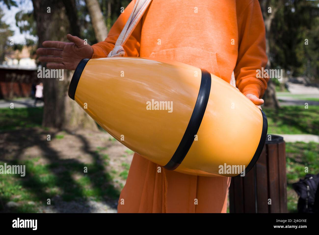 Hare Krishna Mrdanga Drum. Nahaufnahme. Hare Krishna Man Spielt Das Traditionelle Indische Instrument Mridanga Stockfoto