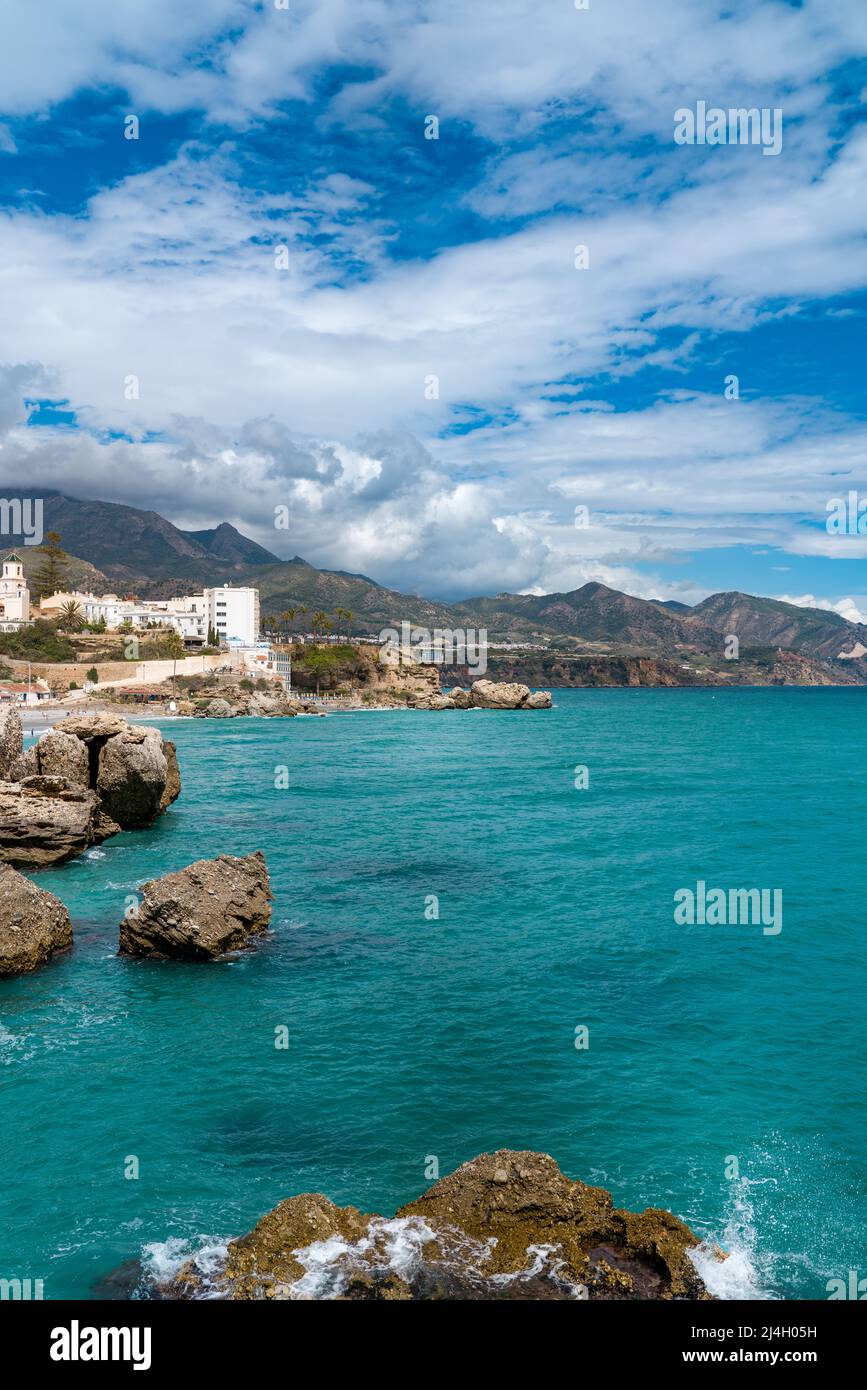 Wunderschönes 'Balcon de Europa' im alten Zentrum von Nerja. Ist ein Balkon über dem Mittelmeer, darunter ist ein Restaurant. Stockfoto