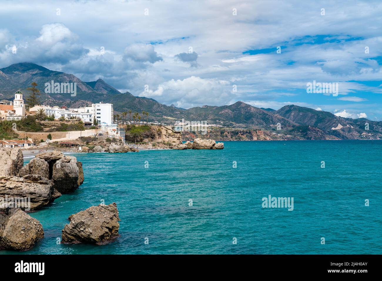 Wunderschönes 'Balcon de Europa' im alten Zentrum von Nerja. Ist ein Balkon über dem Mittelmeer, darunter ist ein Restaurant. Stockfoto