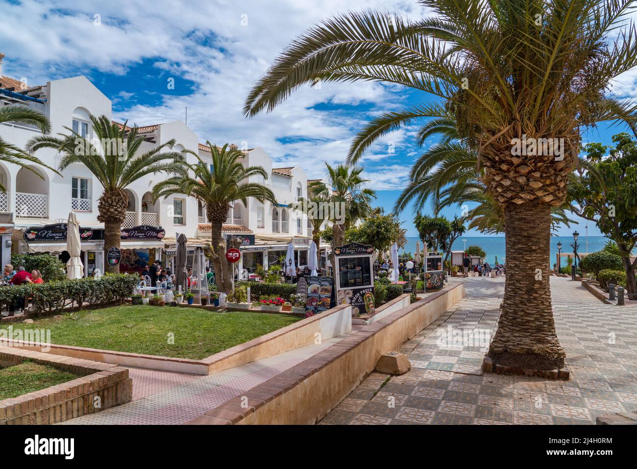 Plaza de los Cangrejos in der Nähe des Strandes von Torrecilla. Es ist ein Platz voller Restaurants und Bars. Menschen genießen einen sonnigen Tag in der Nähe des Strandes. Stockfoto