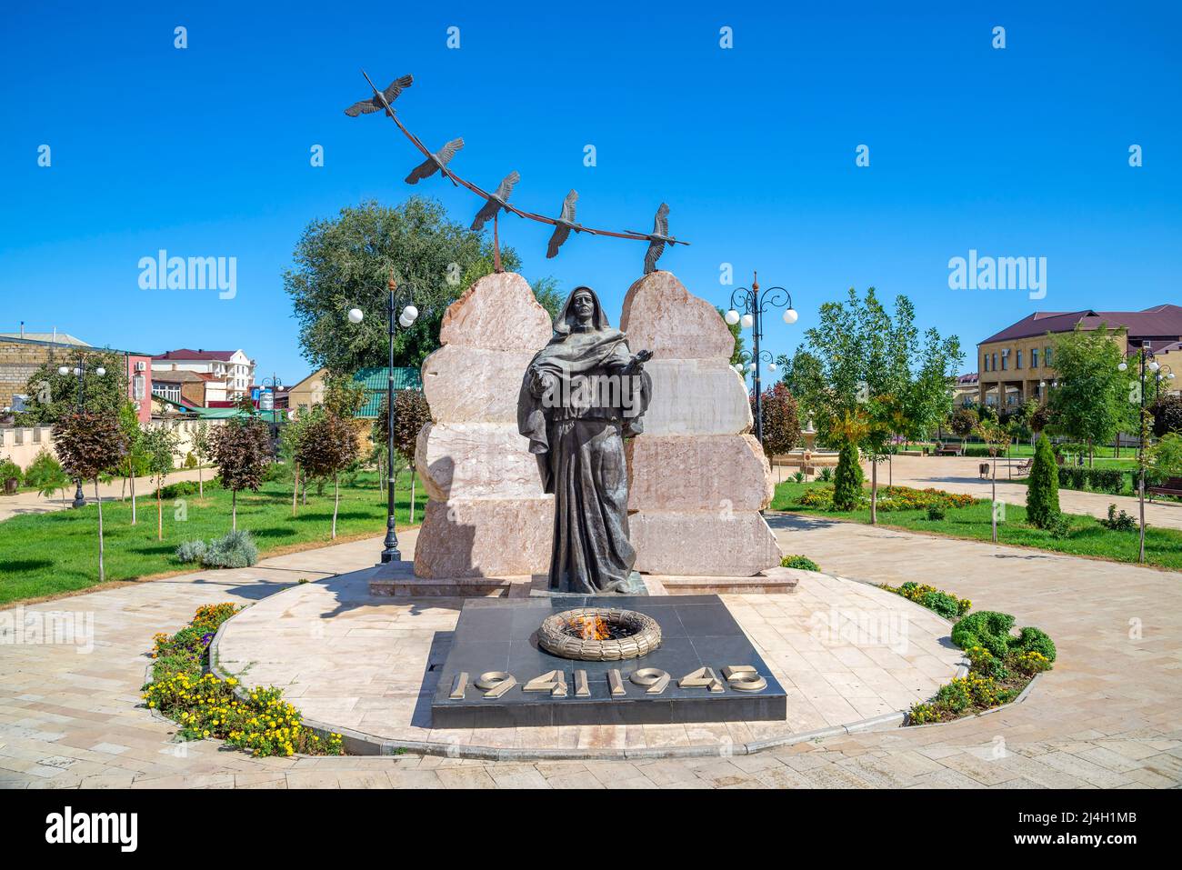 DERBENT, RUSSLAND - 27. SEPTEMBER 2021: Denkmal der "trauernden Mutter" und der ewigen Flamme. Derbent. Dagestan, Russland Stockfoto