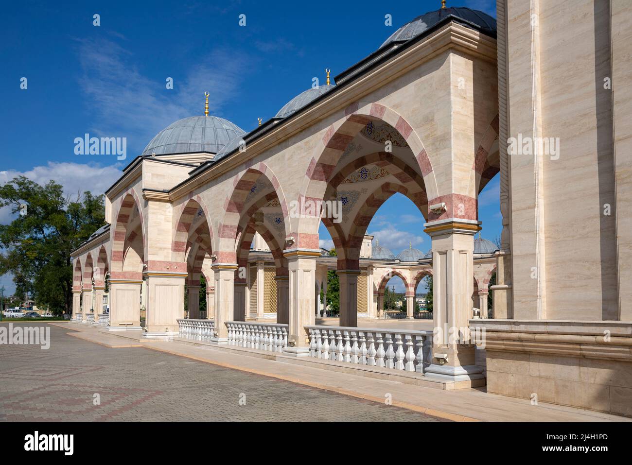 Ein Fragment der Arkade der Tashu-Hasji Moschee. Tschetschenische Republik, Gudermes Stockfoto