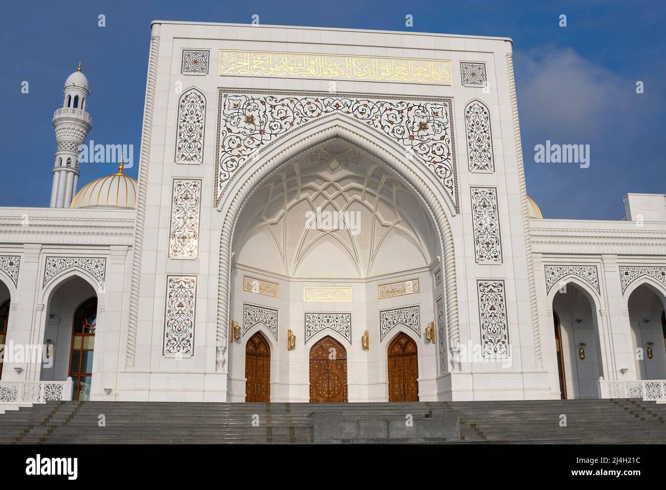 Der zentrale Eingang zur Moschee 'Stolz der Muslime'. Shali, Tschetschenische republik Stockfoto