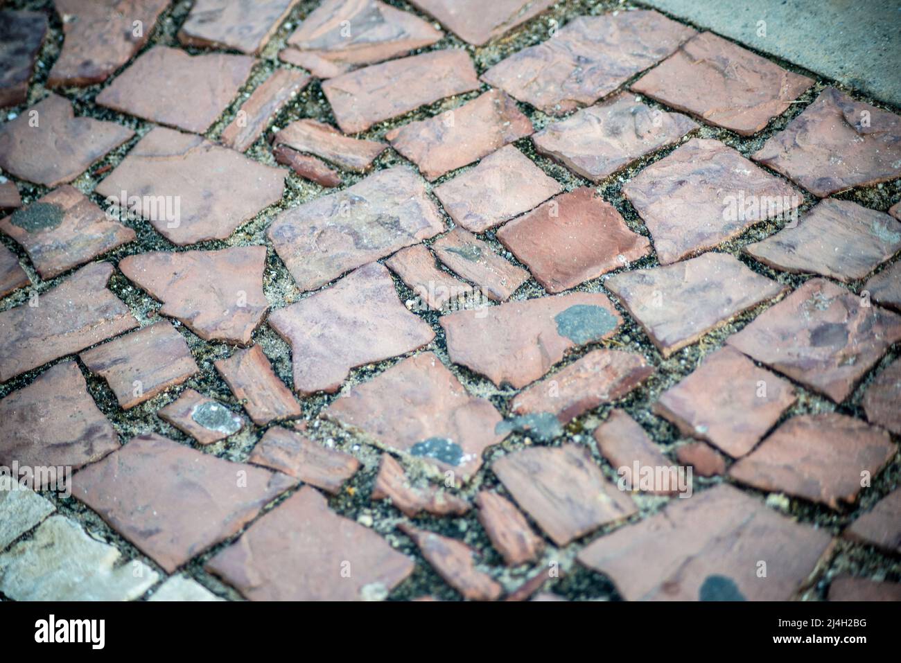 Steine auf dem Boden als Straßenpflaster Dekoration. Salvador Stadt, Bahia Staat, Brasilien. Stockfoto