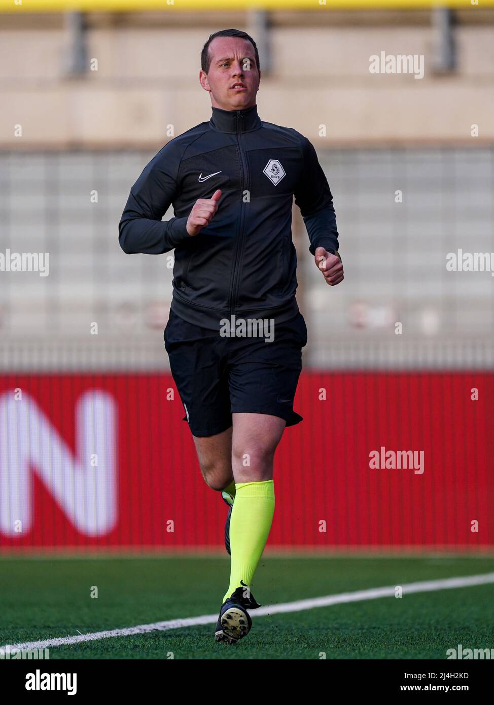 MAASTRICHT, NIEDERLANDE - 15. APRIL: assistenzschiedsrichter Yorick Weterings vor dem niederländischen Keukenkampioendivisie-Spiel zwischen MVV Maastricht und Excelsior Rotterdam im Stadion de Geusselt am 15. April 2022 in Maastricht, Niederlande (Foto: Joris Verwijst/Orange Picches) Stockfoto