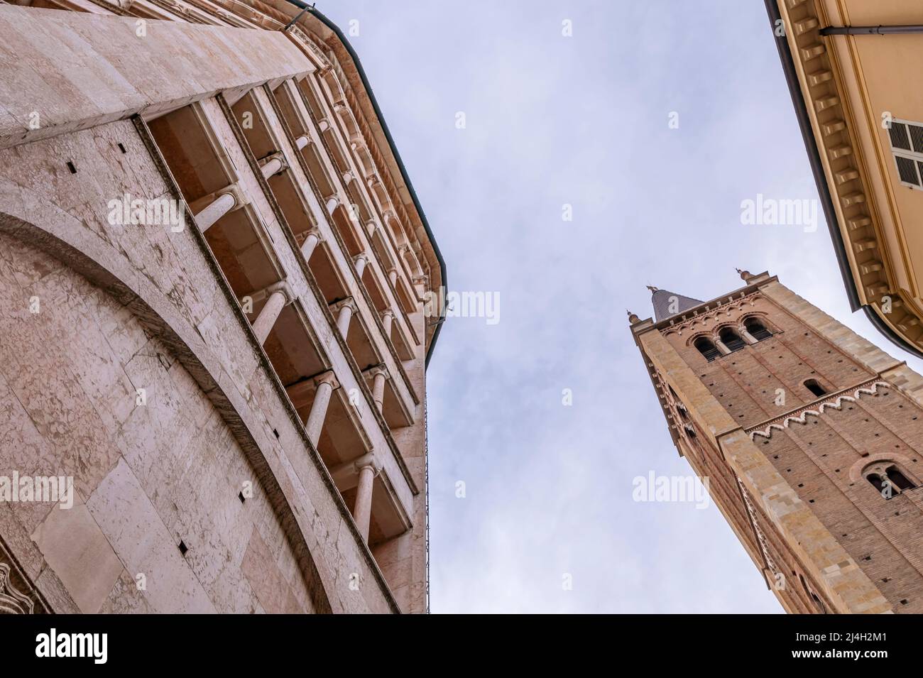 Ansicht des Taufkellers und des Glockenturms der Kathedrale von Parma, Italien Stockfoto