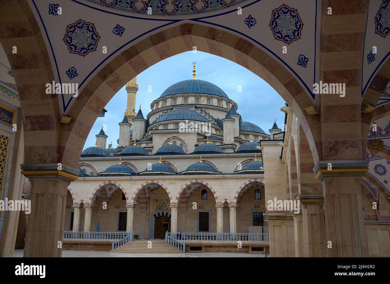 GROSNY, RUSSLAND - 29. SEPTEMBER 2021: Im Innenhof der Moschee „im Herzen Tschetscheniens“. Grosny, Tschetschenische Republik Stockfoto
