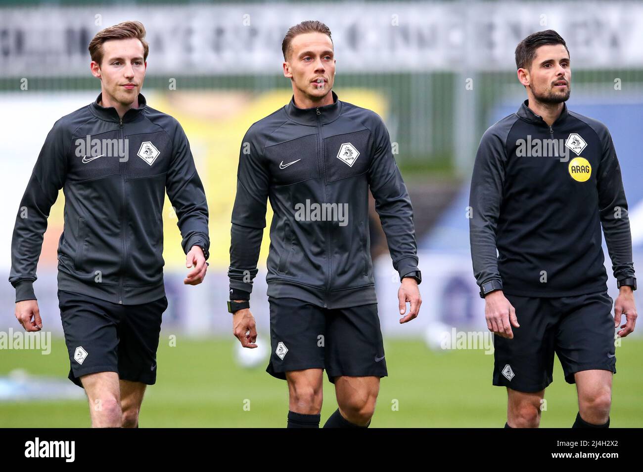 VENLO, NIEDERLANDE - 15. APRIL: assistenzschiedsrichter Jari de Koning, Schiedsrichter Michael Eijgelsheim, Assistenzschiedsrichter Martijn Beijer vor dem niederländischen Keukenkampioendivisie-Spiel zwischen VVV-Venlo und SC Telstar im Seacon Stadion - De Koel am 15. April 2022 in Venlo, Niederlande (Foto: Ben Gal/Orange Picters) Stockfoto