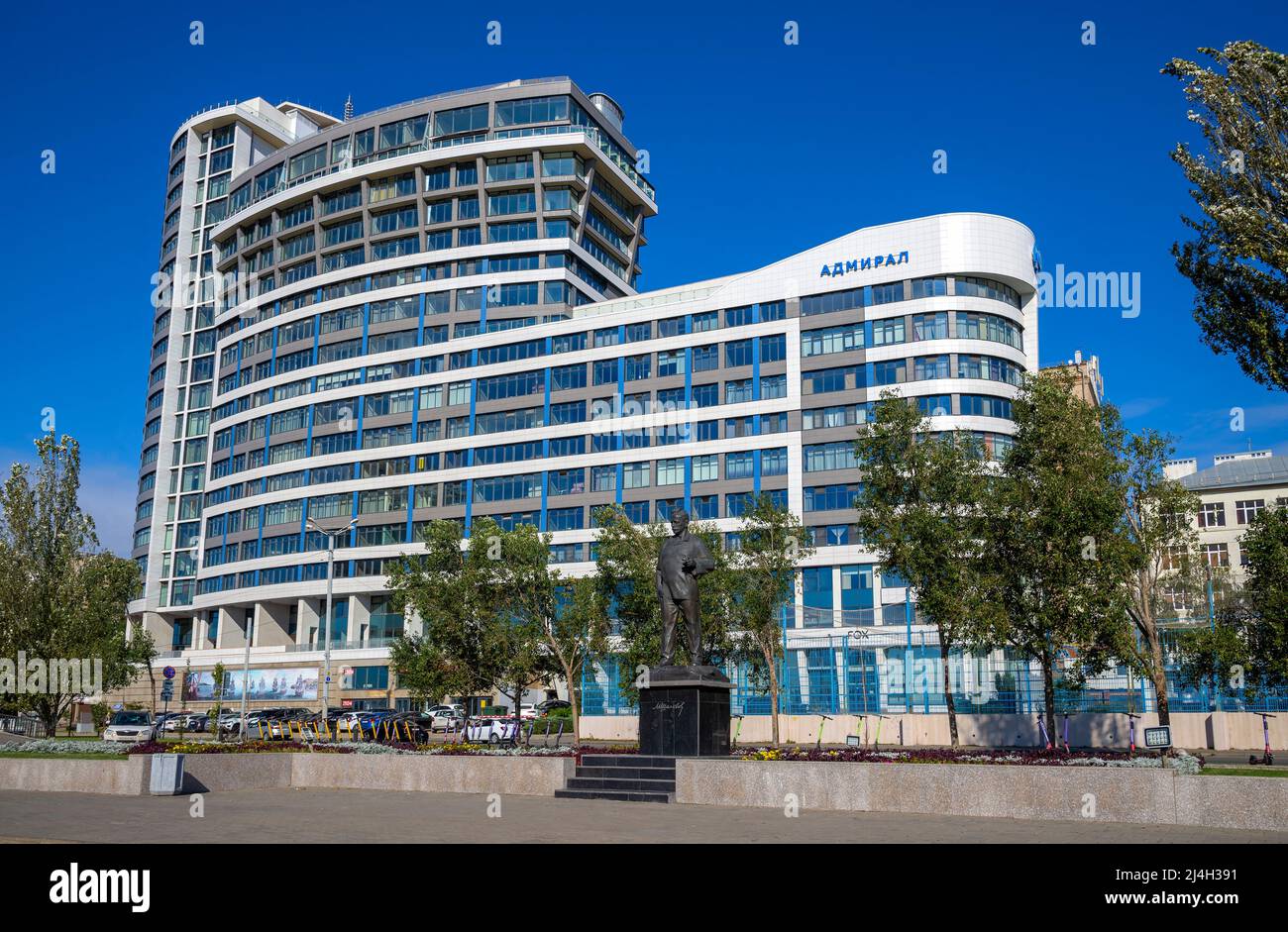 ROSTOW am DON - 03. OKTOBER 2021: Denkmal für Sholokhov vor dem Hintergrund eines modernen Gebäudes. Rostow über Don, Russland Stockfoto