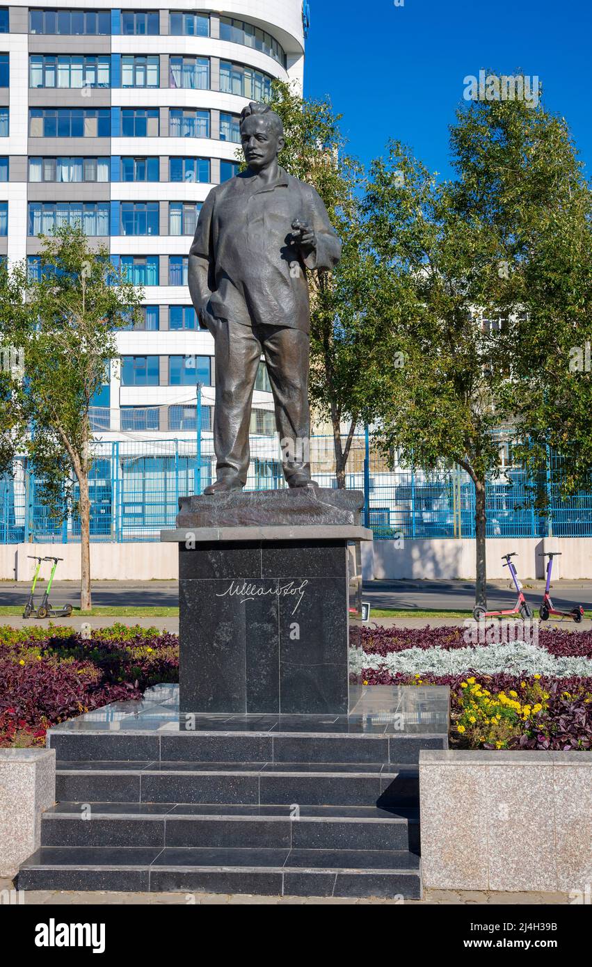 ROSTOW am DON - 03. OKTOBER 2021: Denkmal für Scholochow in Nahaufnahme. Rostow über Don, Russland Stockfoto