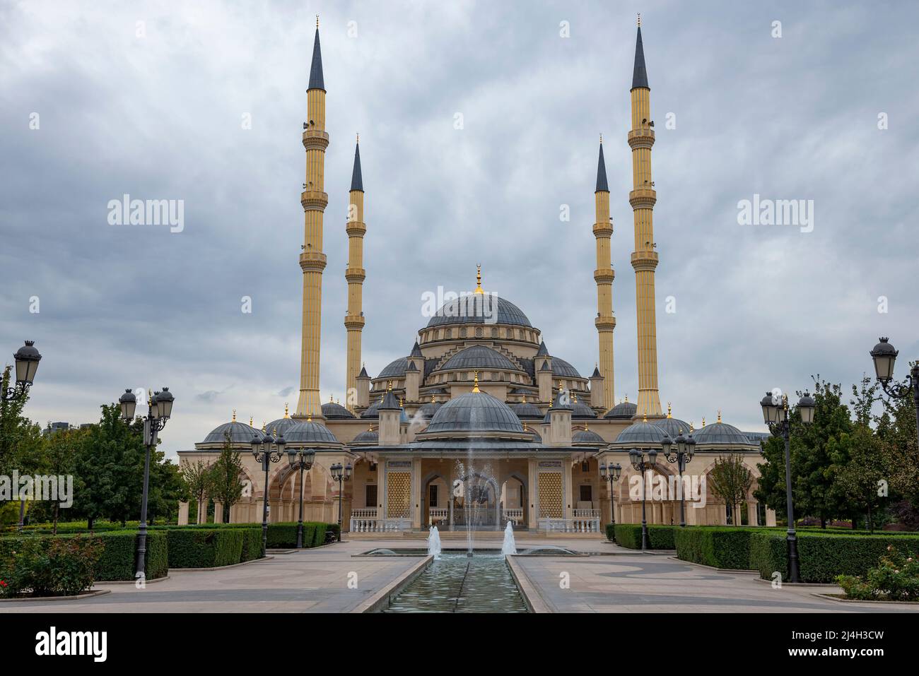 GROZNY, RUSSLAND - 29. SEPTEMBER 2021: Das Herz der Tschetschenien-Moschee unter dem wolkenlosen Abendhimmel. Grosny, Tschetschenische Republik Stockfoto