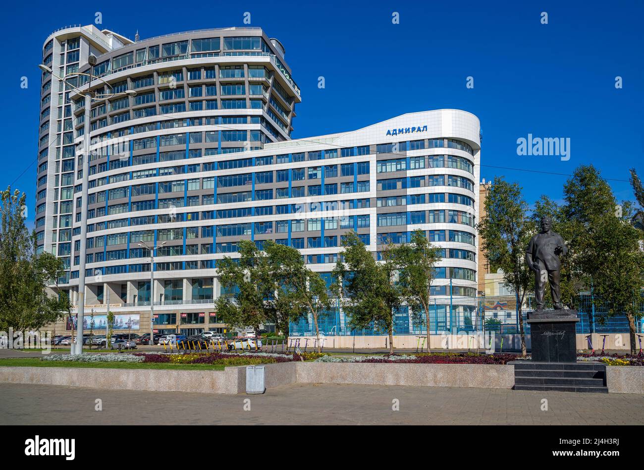 ROSTOW AM DON - 03. OKTOBER 2021: Denkmal für Sholokhov und ein modernes Gebäude im Zentrum von Rostow am Don, Russland Stockfoto