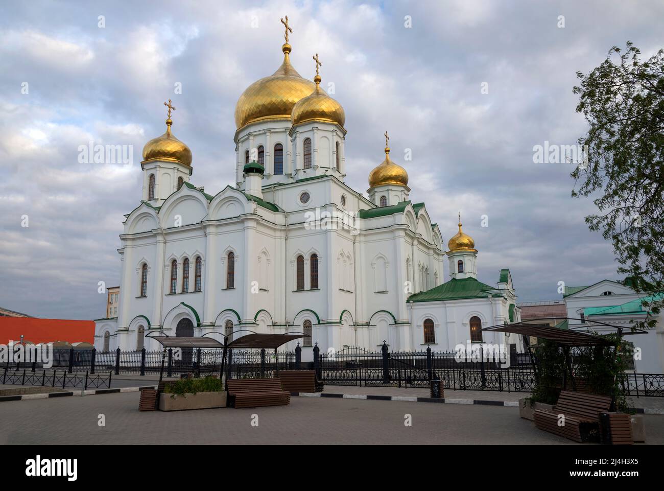 Blick auf die Kathedrale der Geburt der seligen Jungfrau Maria an einem bewölkten Tag. Rostow über Don, Russland Stockfoto