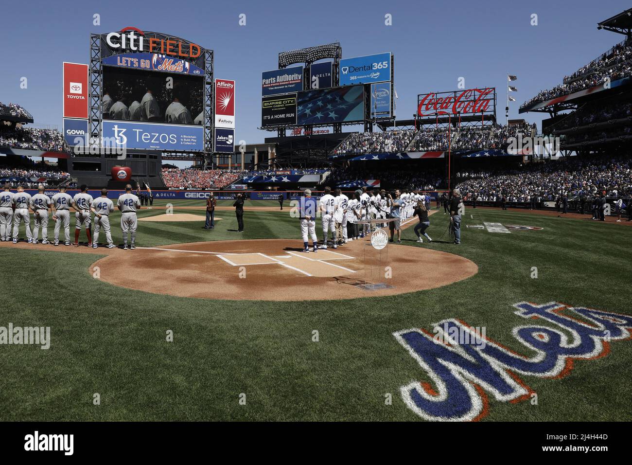 New York, Usa. 15. April 2022. New York Mets, Right und die Arizona Diamondbacks stehen am Eröffnungstag im Citi Field am Freitag, den 15.. April 2022 in New York City für die Nationalhymne an. Foto von Peter Foley/UPI Credit: UPI/Alamy Live News Stockfoto