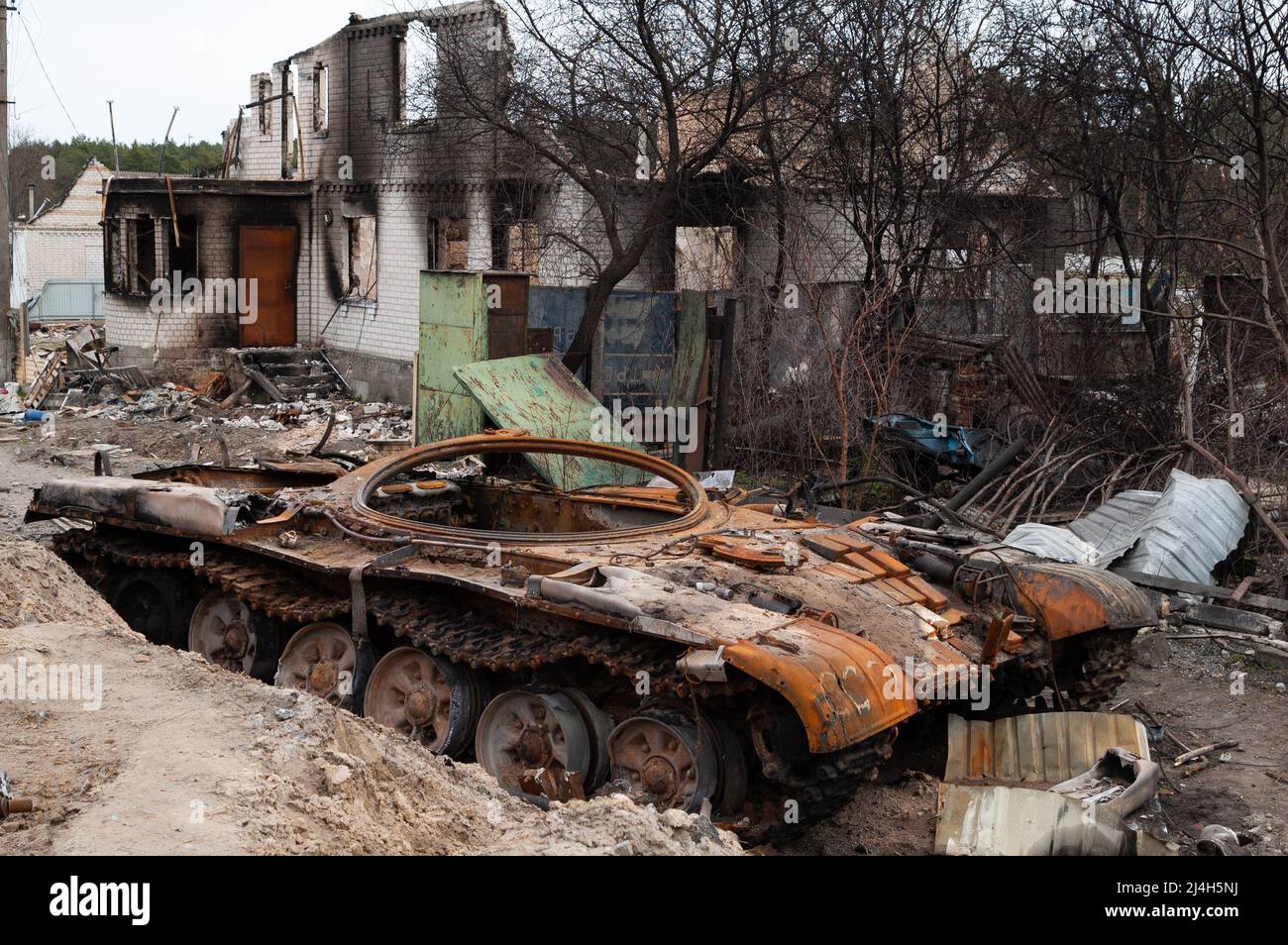 Russischer T-72-Panzer, der von ukrainischen Streitkräften in der Region Kiew in der Ukraine verbrannt wurde. Russische Aggression in der Ukraine. Stockfoto