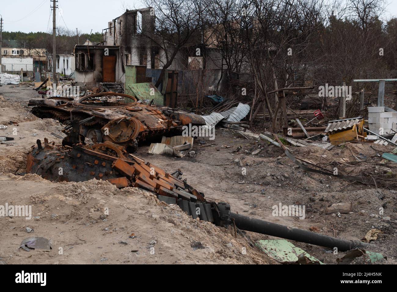 Russischer T-72-Panzer, der von ukrainischen Streitkräften in der Region Kiew in der Ukraine verbrannt wurde. Russische Aggression in der Ukraine. Stockfoto Russischer T-72-Panzer, der von ukrainischen Streitkräften in der Region Kiew in der Ukraine verbrannt wurde. Russische Aggression in der Ukraine. Stockfoto