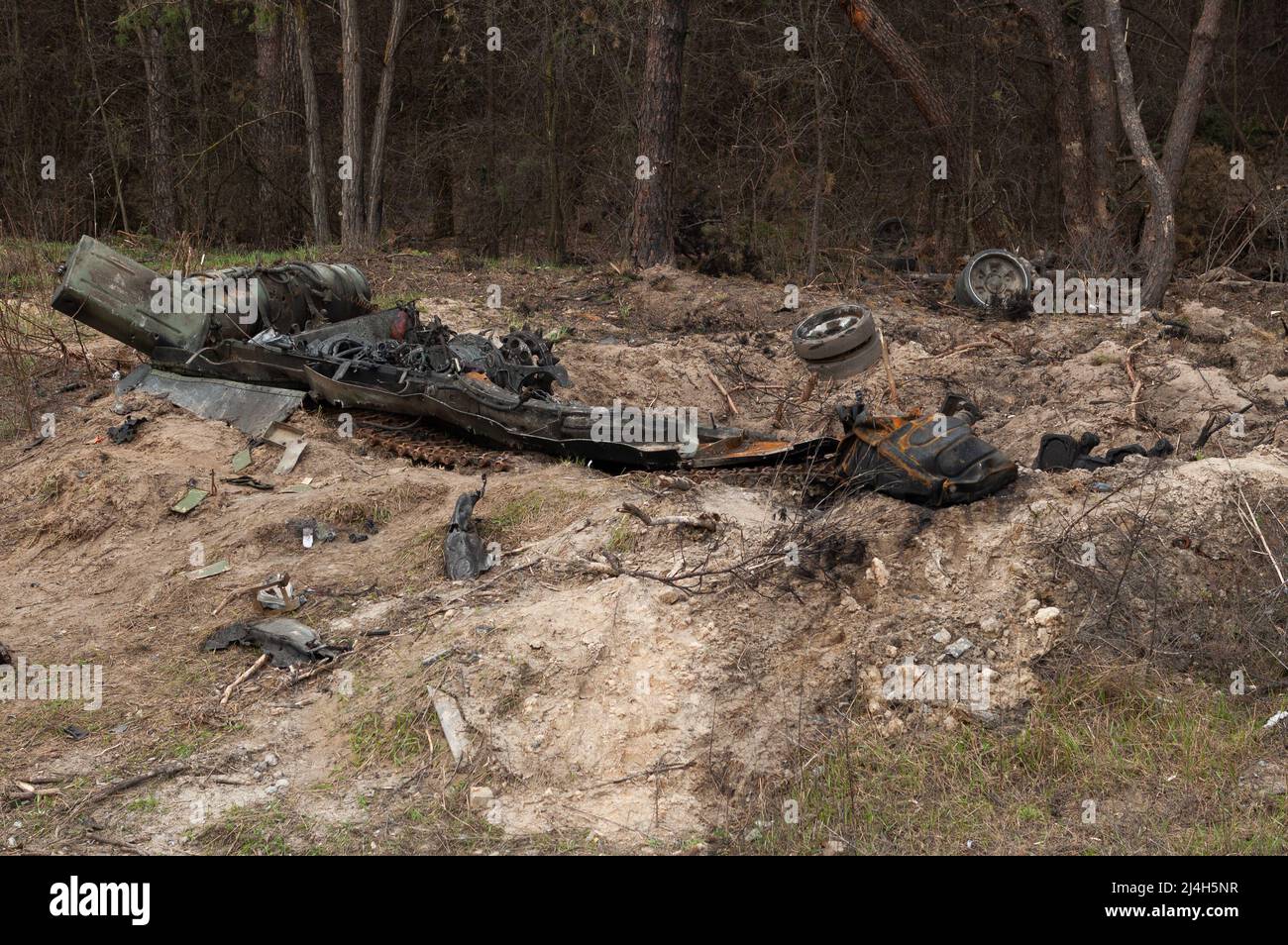 Russischer T-72-Panzer, der von ukrainischen Streitkräften in der Region Kiew in der Ukraine verbrannt wurde. Russische Aggression in der Ukraine. Stockfoto