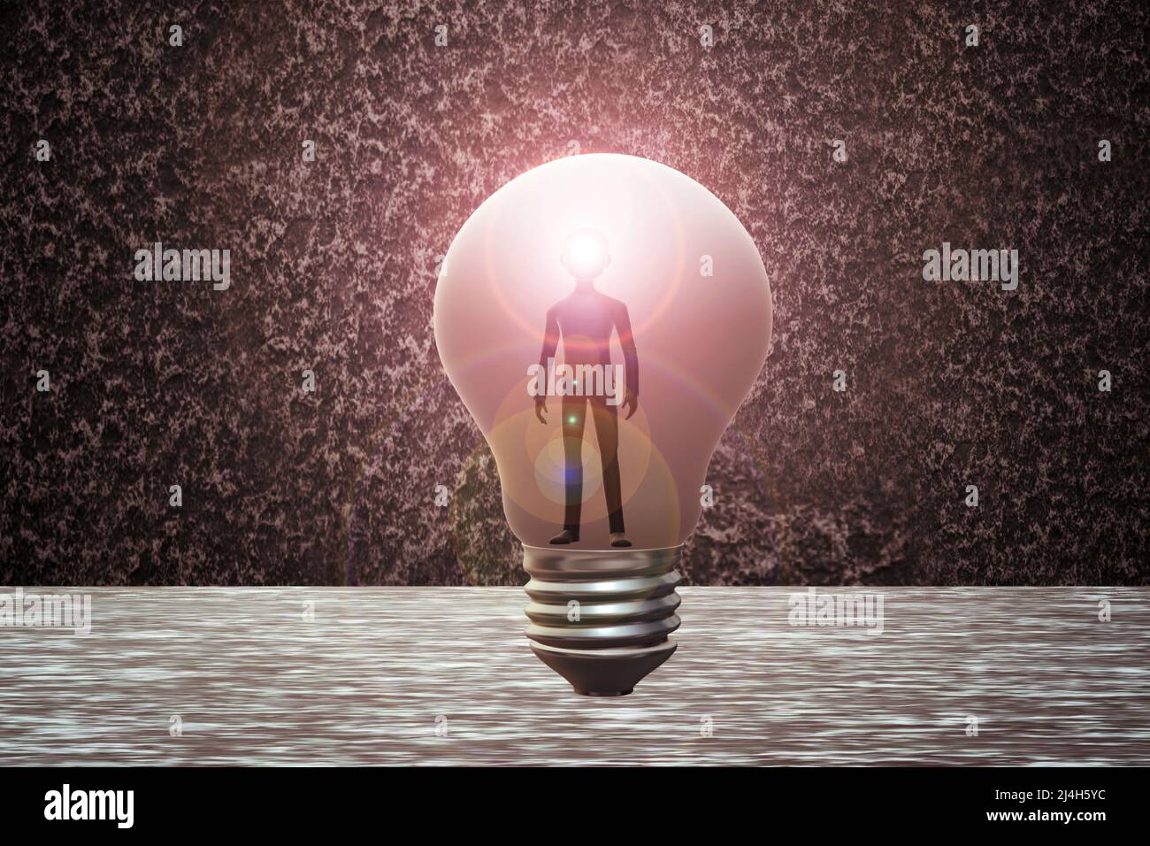Mann in einer Glühbirne, die Licht empfängt, um Ideen zu generieren. Stockfoto