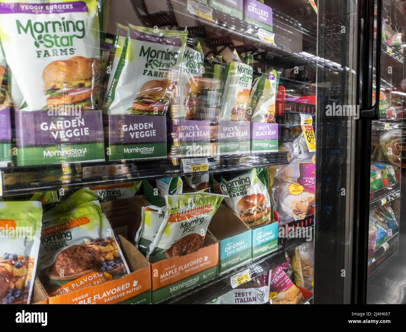 Woodinville, WA USA - ca. April 2022: Abgewinkelte Ansicht vegetarischer und veganer fleischloser Produkte, die im Gefriergang eines Haggen-Lebensmittelladens zum Verkauf stehen. Stockfoto