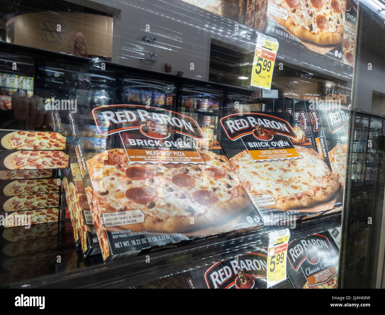 Woodinville, WA USA - ca. April 2022: Schräge Ansicht von Red Baron brandgefrorenen Pizzas im Gefriergang eines Haggen Lebensmittelladens. Stockfoto