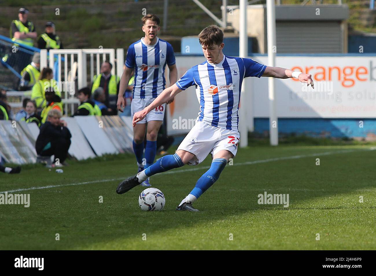 HARTLEPOOL, GROSSBRITANNIEN. APR 15. Tom Crawford Hartlepool UTD schickt den Ball am Freitag, den 15.. April 2022, während des Spiels der Sky Bet League 2 zwischen Hartlepool United und Port Vale im Victoria Park, Hartlepool, nach vorne. (Kredit: Harry Cook | MI News) Kredit: MI Nachrichten & Sport /Alamy Live News Stockfoto