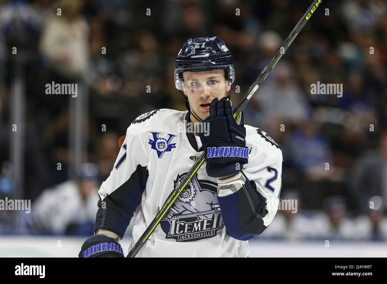 Jacksonville Icemen Stürmer Ian McKinnon (27) während eines ECHL-Eishockeyspiels gegen die Greenville Swamp Rabbits in der Veterans Memorial Arena in Jacksonville, Florida, Mittwoch, 13. April 2022. [Gary Lloyd McCullough/Cal Sport Media] Stockfoto