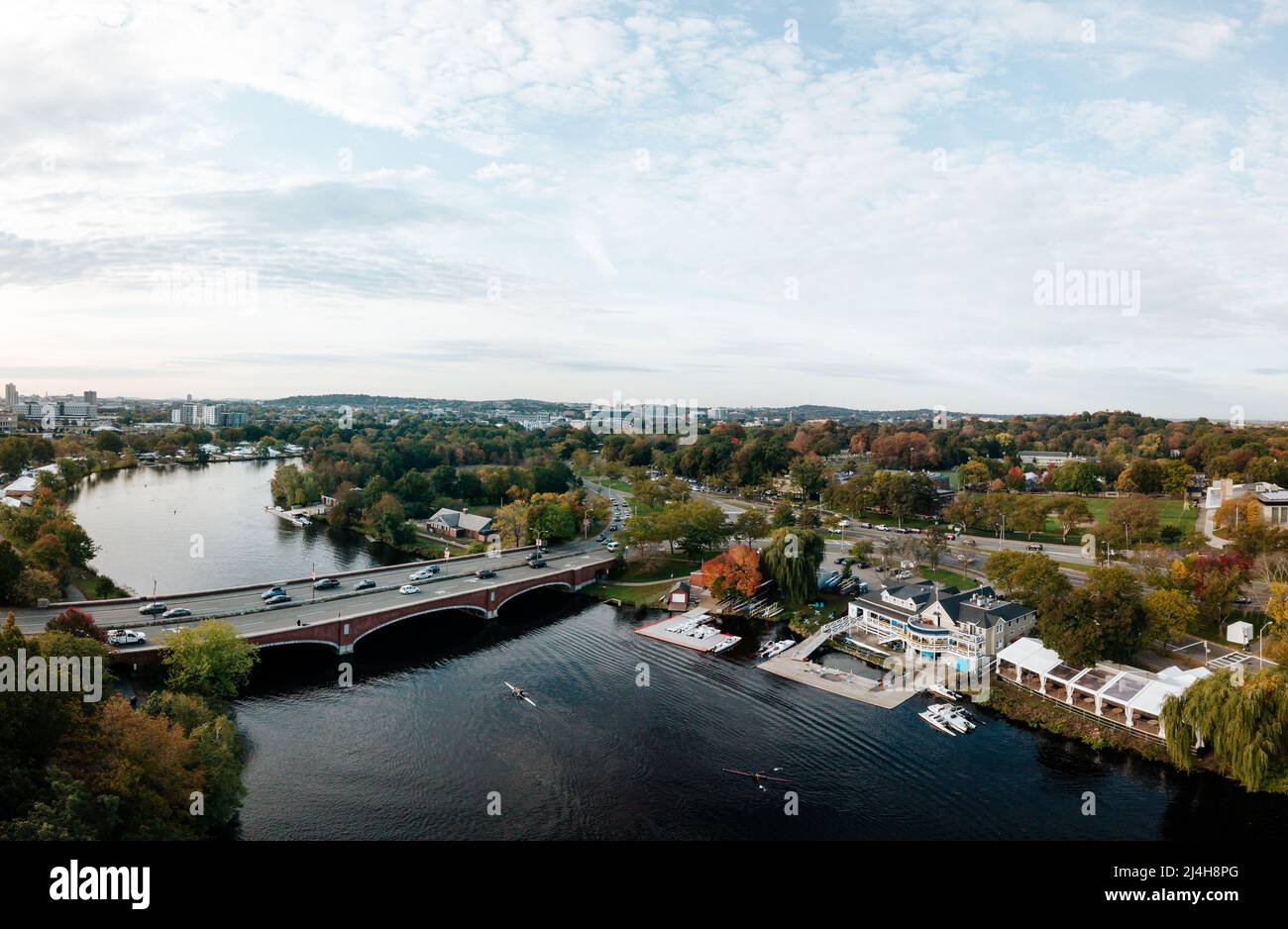 Ariel-Fotografie von Boston vom Himmel mit Brücke im Blick über Wasser (Fluss). Blauer Himmel mit Wolken. Stockfoto