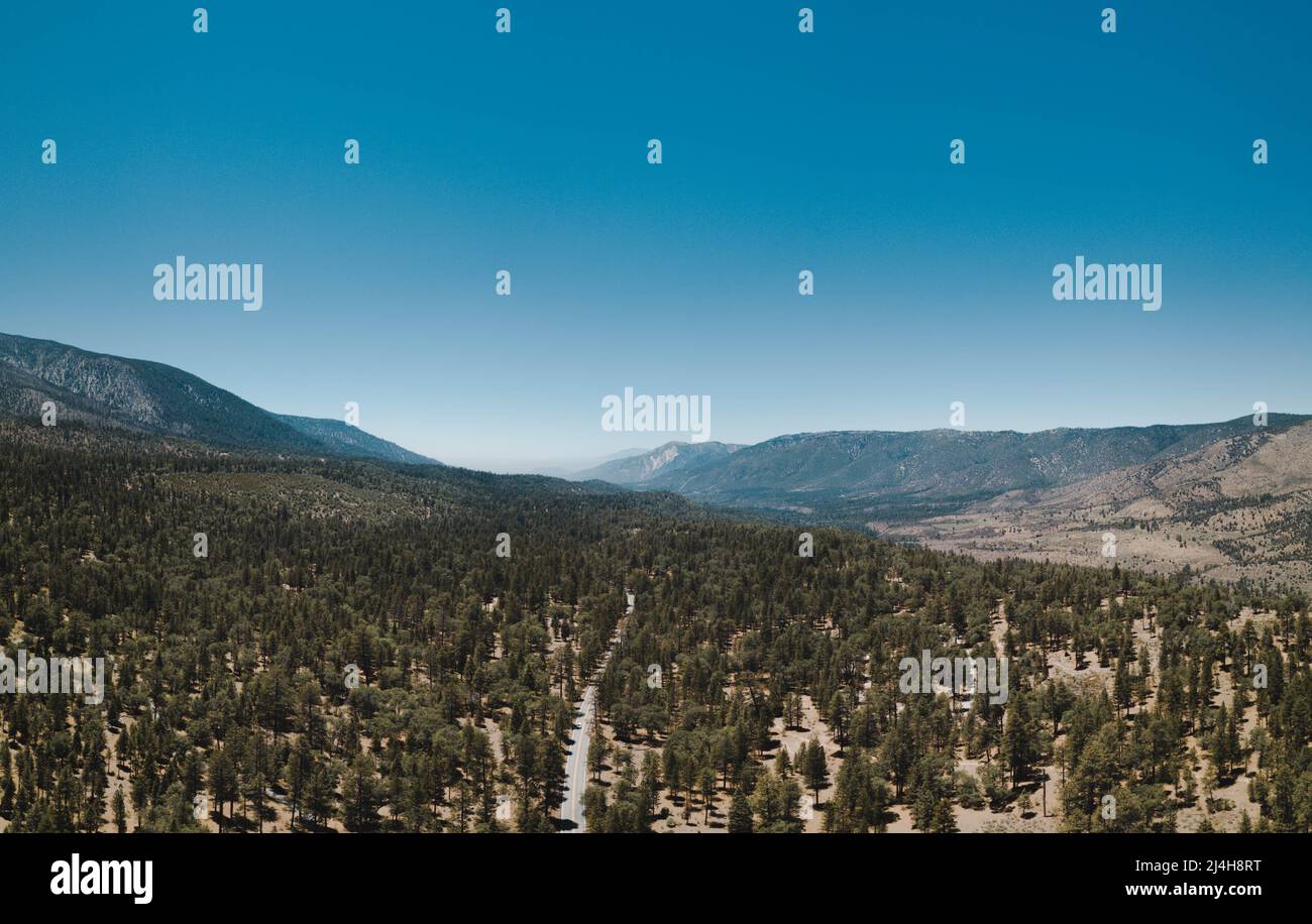 Ariel Fotografie von Kalifornien, Wald und Berge im Hintergrund mit blauem Himmel Stockfoto