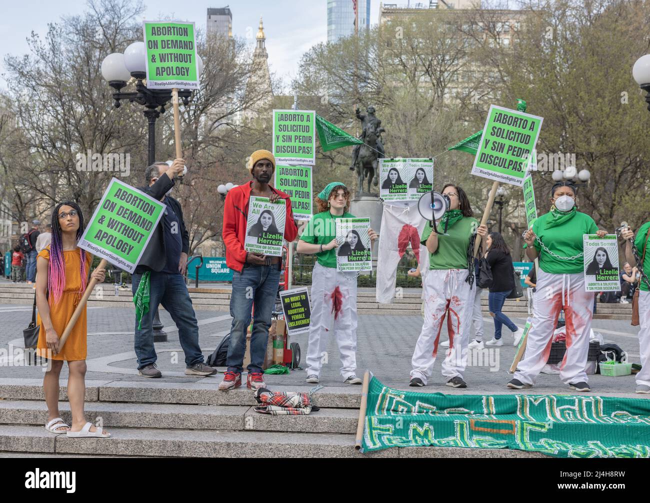 NEW YORK, NY – 14. April 2022: Demonstranten auf dem Union Square protestieren gegen die Verhaftung von Lizelle Herrera und neue staatliche Maßnahmen zur Einschränkung der Abtreibung. Stockfoto