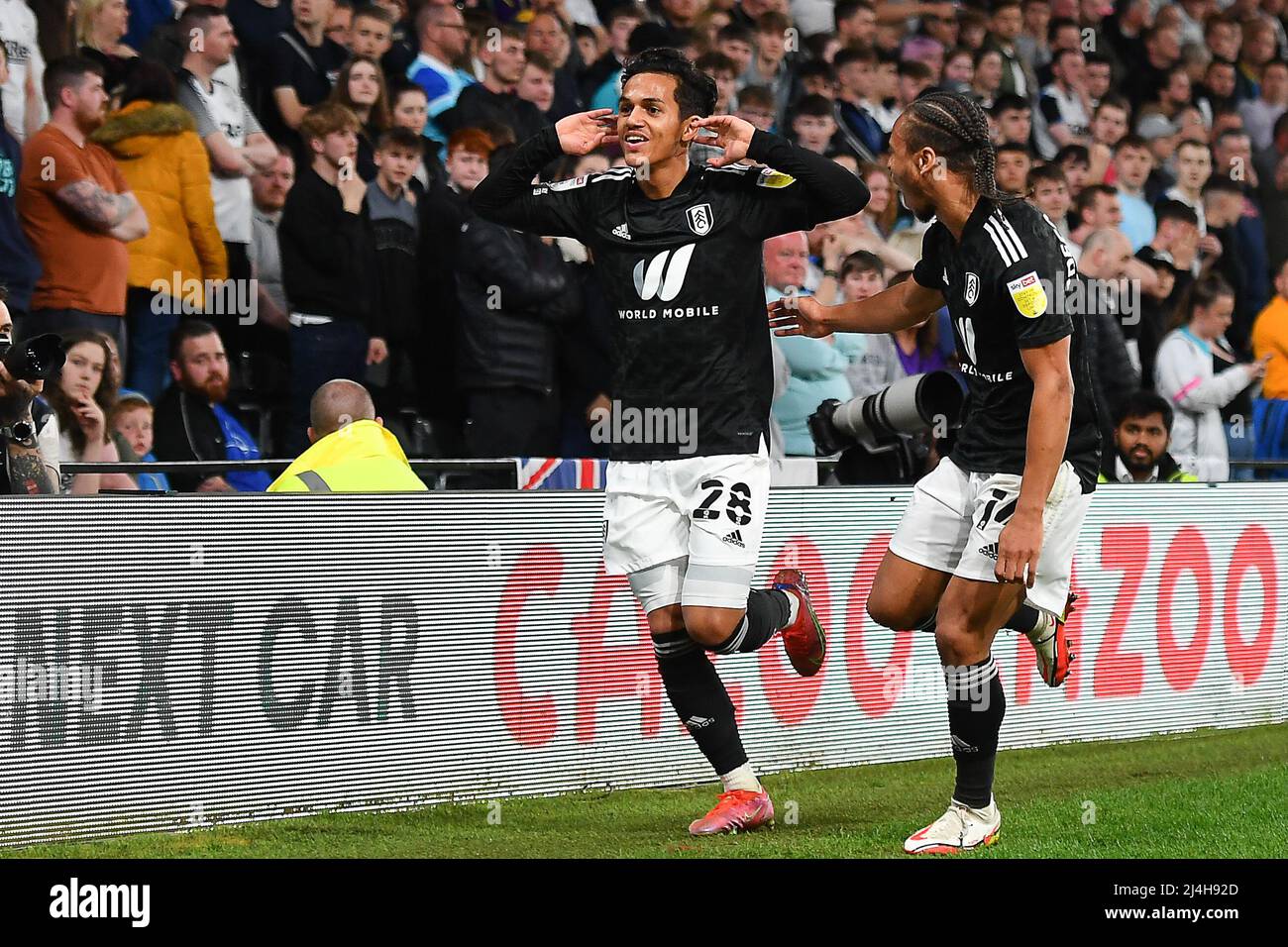 DERBY, GROSSBRITANNIEN. APR 15. Fabio Carvalho aus Fulham feiert, nachdem  er am Freitag, dem 15.. April 2022, im Pride Park, Derby, ein Tor erzielt  hat, um es 0-1 zu erreichen. (Kredit: Jon