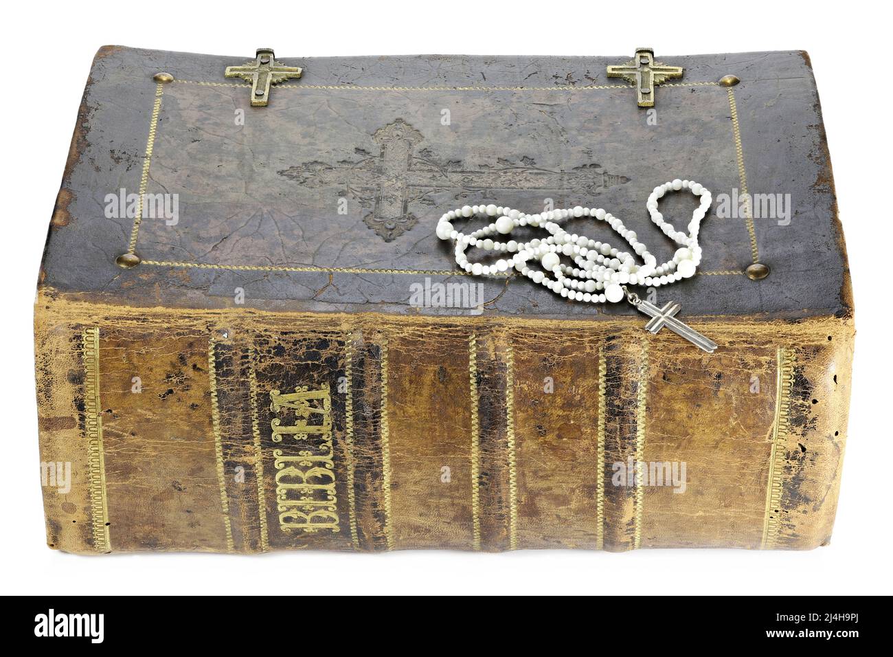 rosenkranz auf vintage bibel isoliert auf weißem Hintergrund Stockfoto