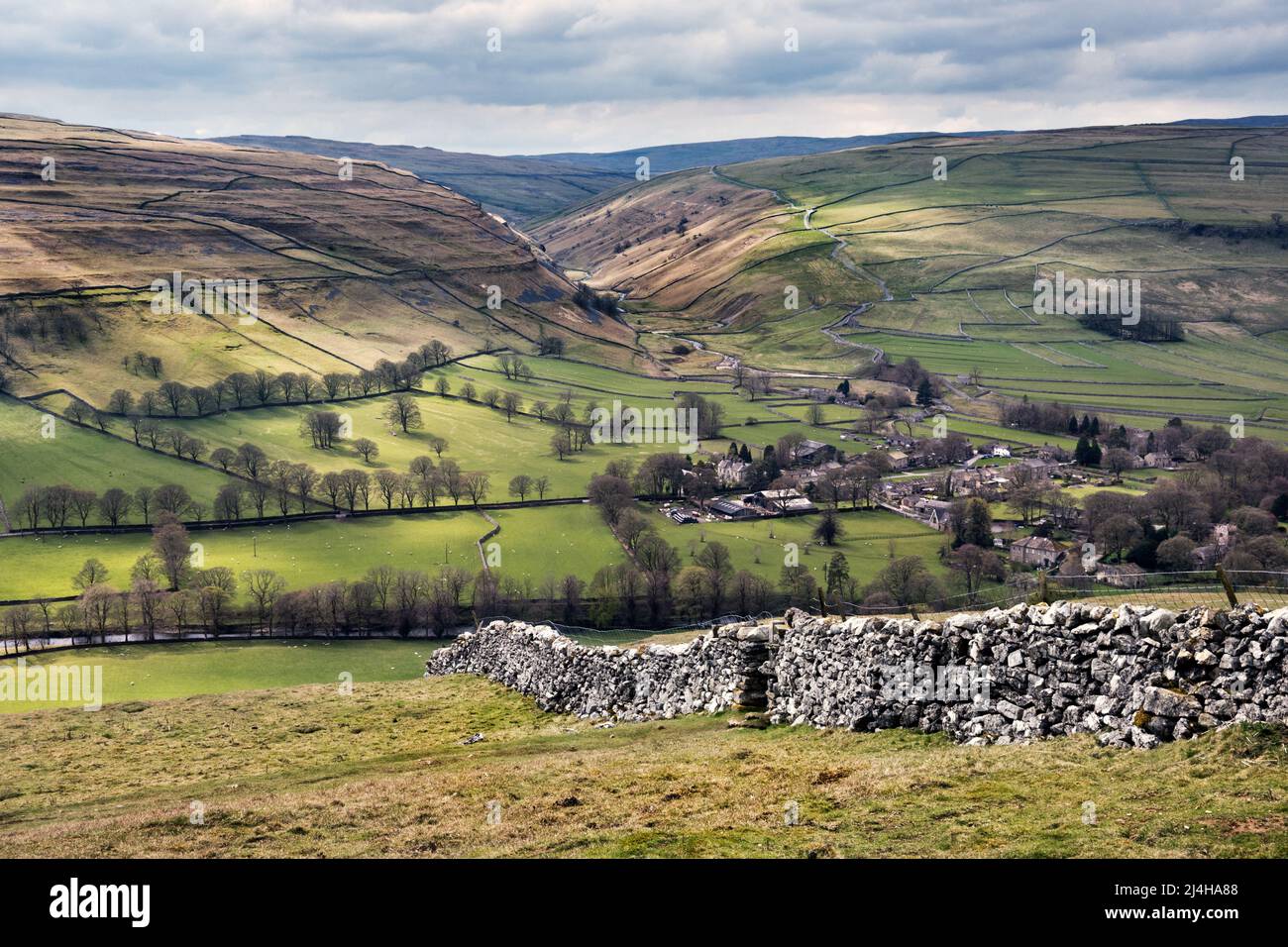 Arncliffe Village in Littondale, Yorkshire Dales National Park. Das Dorf wurde für die Dreharbeiten zu den Fernsehfilmen „Emmerdale“ und „All Creatures Great and Small“ verwendet. Stockfoto