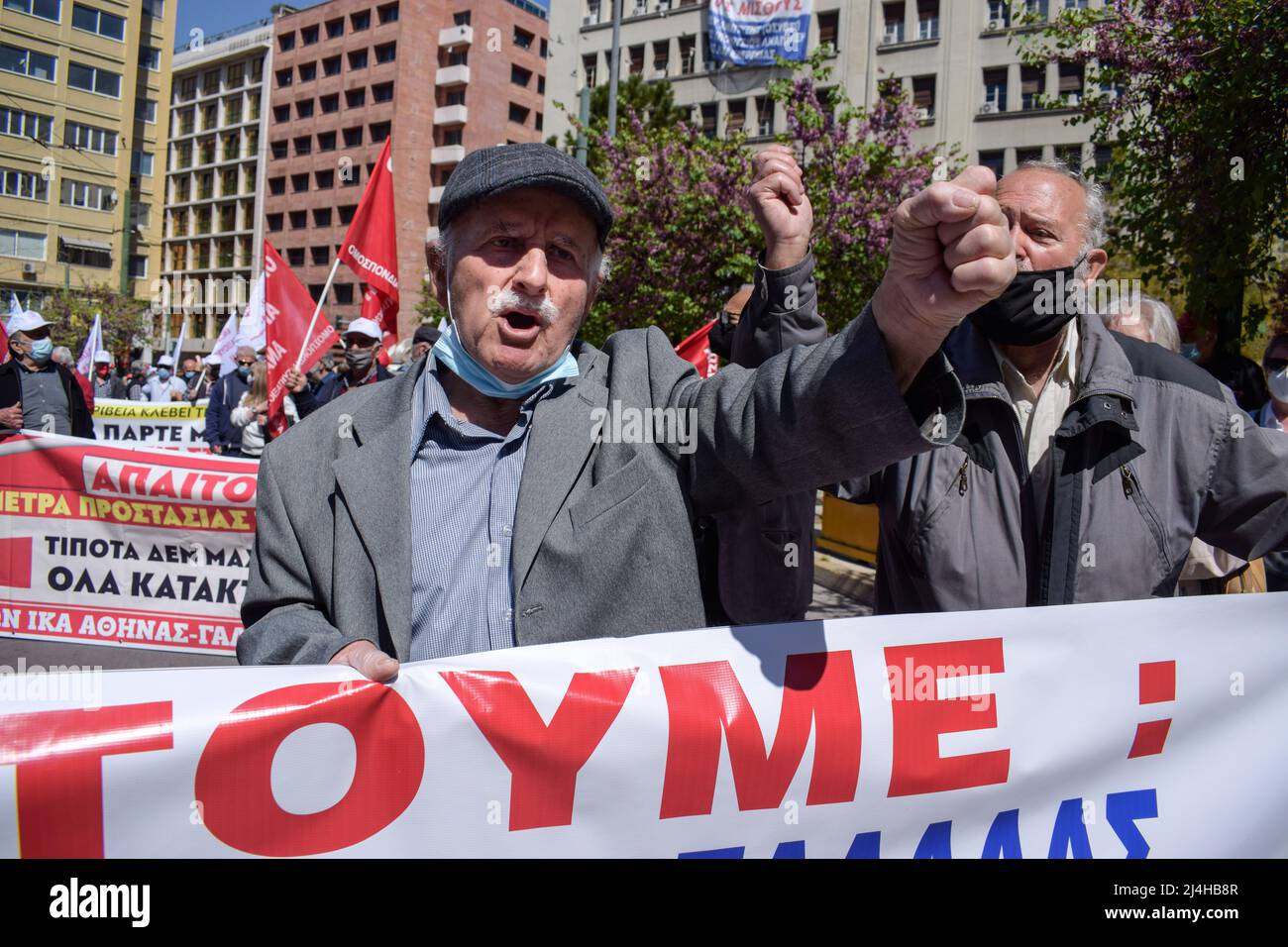 Athen, Griechenland. 14. April 2022. Ein Rentner stöhnt, während Tausende mit Transparenten gegen die steigenden unerträglichen Preise marschieren, die die griechische Gesellschaft plagen. (Bild: © Dimitris Aspiotis/Pacific Press über ZUMA Press Wire) Stockfoto