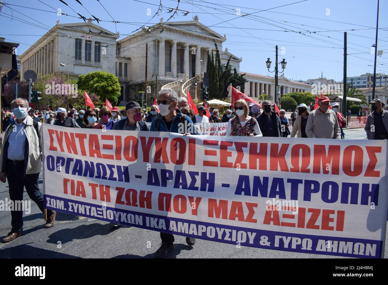 Athen, Griechenland. 14. April 2022. Tausende marschieren mit Transparenten mit Parolen gegen hohe unerträgliche Preise, die die griechische Gesellschaft plagen. (Bild: © Dimitris Aspiotis/Pacific Press über ZUMA Press Wire) Stockfoto