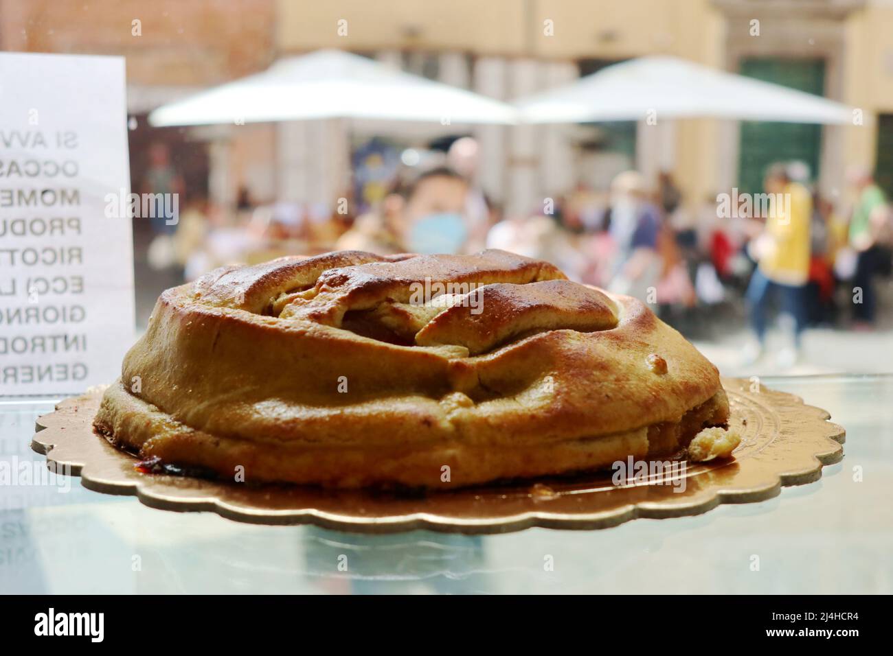 Eine Torte nach römisch-jüdischem Stil für Pesach Holiday, gesehen im jüdischen Ghetto, Rom, Italien, april 15 2022. Pesach oder Pessach ist ein wichtiger jüdischer Feiertag, an dem der Exodus der Juden aus der Sklaverei in Ägypten erinnert wird. Dieses Jahr 2022 beginnt das Passahfest am Freitag, den 15. April und endet am Samstag, den 23. April, zeitgleich mit der christlichen Osterzeit. An den ersten beiden Passahnächten halten Familien und Gemeinden ein zeremonielles Abendessen mit dem Namen Seder ab, das die Lesung der Haggada und das Essen symbolischer Speisen umfasst. In diesem Jahr ist der erste Seder am 15. April nach Einbruch der Dunkelheit und der zweite am 16. April nach Einbruch der Dunkelheit. Stockfoto