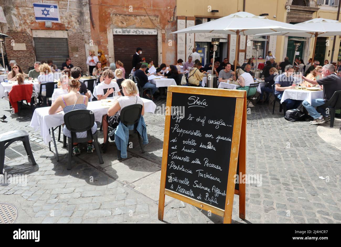 Ein Restaurant im Jüdischen Ghetto, Rom, Italien, april 15 2022. Pesach oder Pessach ist ein wichtiger jüdischer Feiertag, an dem der Exodus der Juden aus der Sklaverei in Ägypten erinnert wird. Dieses Jahr 2022 beginnt das Passahfest am Freitag, den 15. April und endet am Samstag, den 23. April, zeitgleich mit der christlichen Osterzeit. An den ersten beiden Passahnächten halten Familien und Gemeinden ein zeremonielles Abendessen mit dem Namen Seder ab, das die Lesung der Haggada und das Essen symbolischer Speisen umfasst. In diesem Jahr ist der erste Seder am 15. April nach Einbruch der Dunkelheit und der zweite am 16. April nach Einbruch der Dunkelheit. (Foto von Elisa Gestri/Sipa USA) Stockfoto