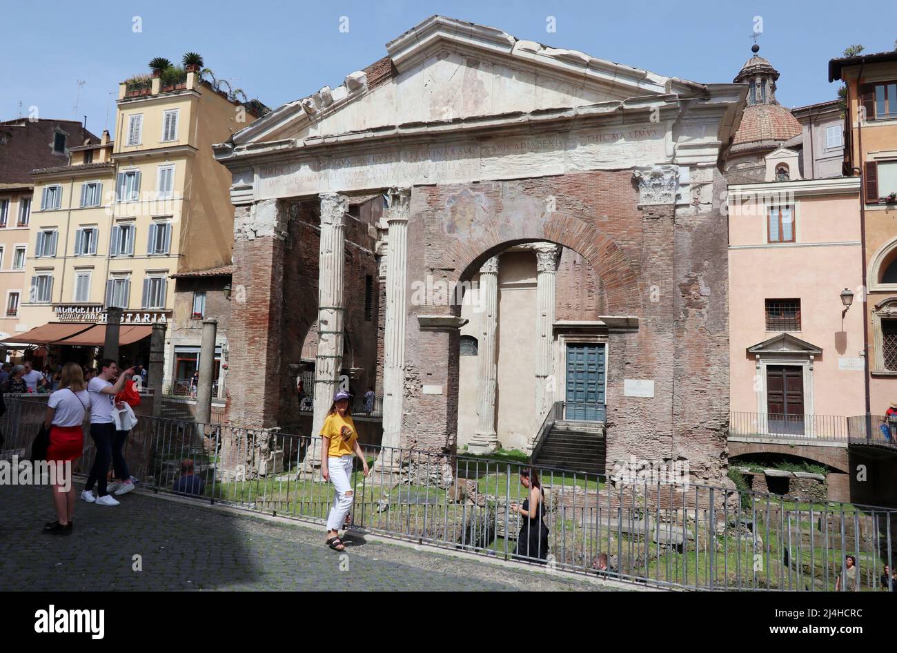 Eine Aufnahme des jüdischen Ghettos mit den Überresten des antiken Portico d'Ottavia, Rom, Italien, april 15 2022. Pesach oder Pessach ist ein wichtiger jüdischer Feiertag, an dem der Exodus der Juden aus der Sklaverei in Ägypten erinnert wird. Dieses Jahr 2022 beginnt das Passahfest am Freitag, den 15. April und endet am Samstag, den 23. April, zeitgleich mit der christlichen Osterzeit. An den ersten beiden Passahnächten halten Familien und Gemeinden ein zeremonielles Abendessen mit dem Namen Seder ab, das die Lesung der Haggada und das Essen symbolischer Speisen umfasst. In diesem Jahr ist der erste Seder am 15. April nach Einbruch der Dunkelheit und der zweite am 16. April nach Einbruch der Dunkelheit Stockfoto