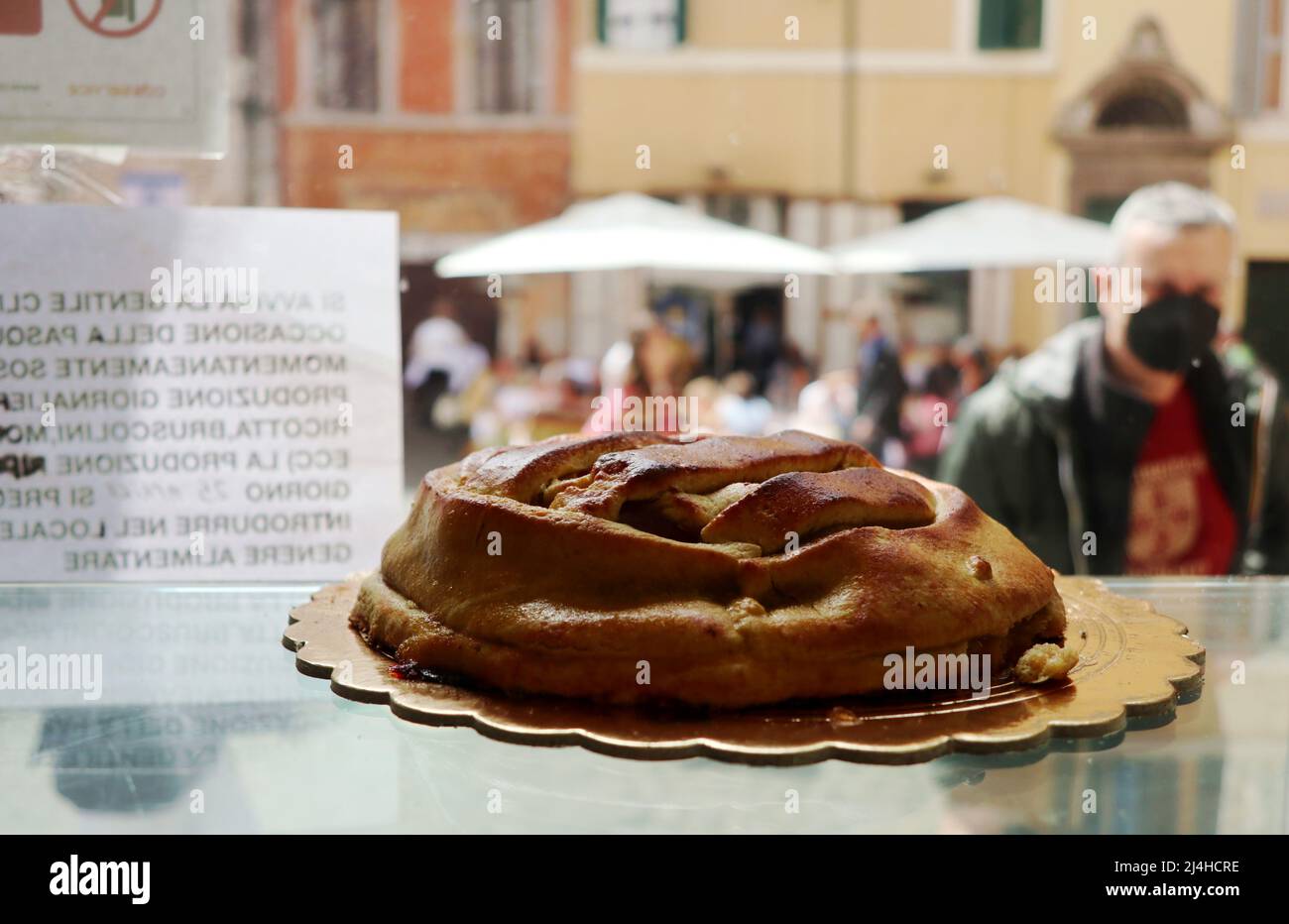 Römisch-jüdischer Kuchen für Pesach Holiday gesehen im jüdischen Ghetto, Rom, Italien, april 15 2022. Pesach oder Pessach ist ein wichtiger jüdischer Feiertag, an dem der Exodus der Juden aus der Sklaverei in Ägypten erinnert wird. Dieses Jahr 2022 beginnt das Passahfest am Freitag, den 15. April und endet am Samstag, den 23. April, zeitgleich mit der christlichen Osterzeit. An den ersten beiden Passahnächten halten Familien und Gemeinden ein zeremonielles Abendessen mit dem Namen Seder ab, das die Lesung der Haggada und das Essen symbolischer Speisen umfasst. In diesem Jahr ist der erste Seder am 15. April nach Einbruch der Dunkelheit und der zweite am 16. April nach Einbruch der Dunkelheit. (Foto b Stockfoto