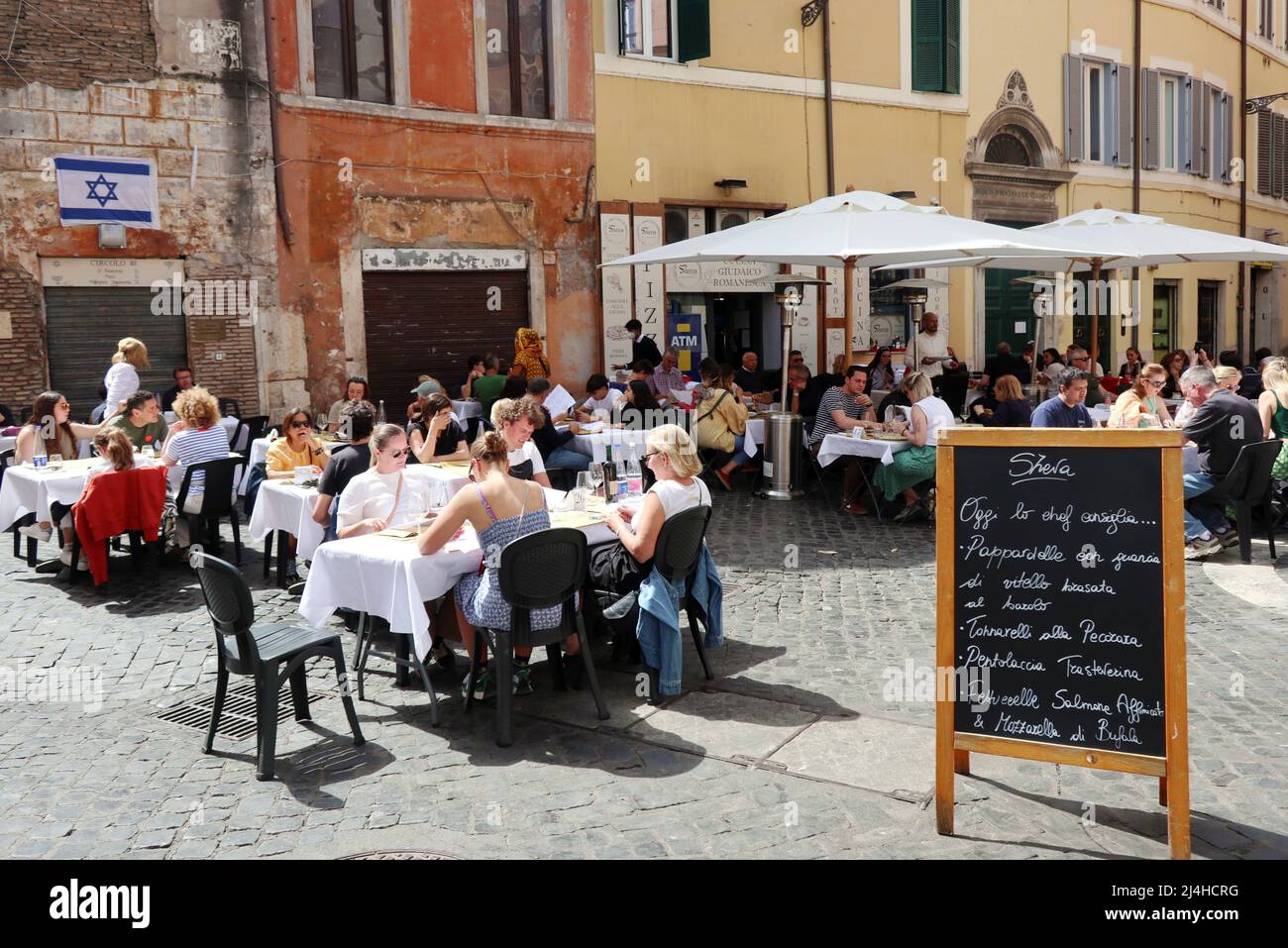 Ein Restaurant im Jüdischen Ghetto, Rom, Italien, april 15 2022. Pesach oder Pessach ist ein wichtiger jüdischer Feiertag, an dem der Exodus der Juden aus der Sklaverei in Ägypten erinnert wird. Dieses Jahr 2022 beginnt das Passahfest am Freitag, den 15. April und endet am Samstag, den 23. April, zeitgleich mit der christlichen Osterzeit. An den ersten beiden Passahnächten halten Familien und Gemeinden ein zeremonielles Abendessen mit dem Namen Seder ab, das die Lesung der Haggada und das Essen symbolischer Speisen umfasst. In diesem Jahr ist der erste Seder am 15. April nach Einbruch der Dunkelheit und der zweite am 16. April nach Einbruch der Dunkelheit. (Foto von Elisa Gestri/Sipa USA) Stockfoto