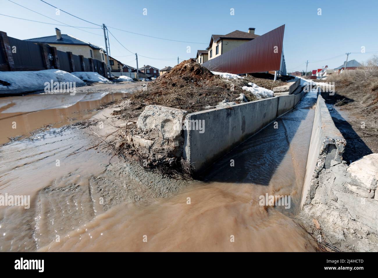 Betonwasserentwässerung während des Frühlingshochwassers in einem Vorort Stockfoto