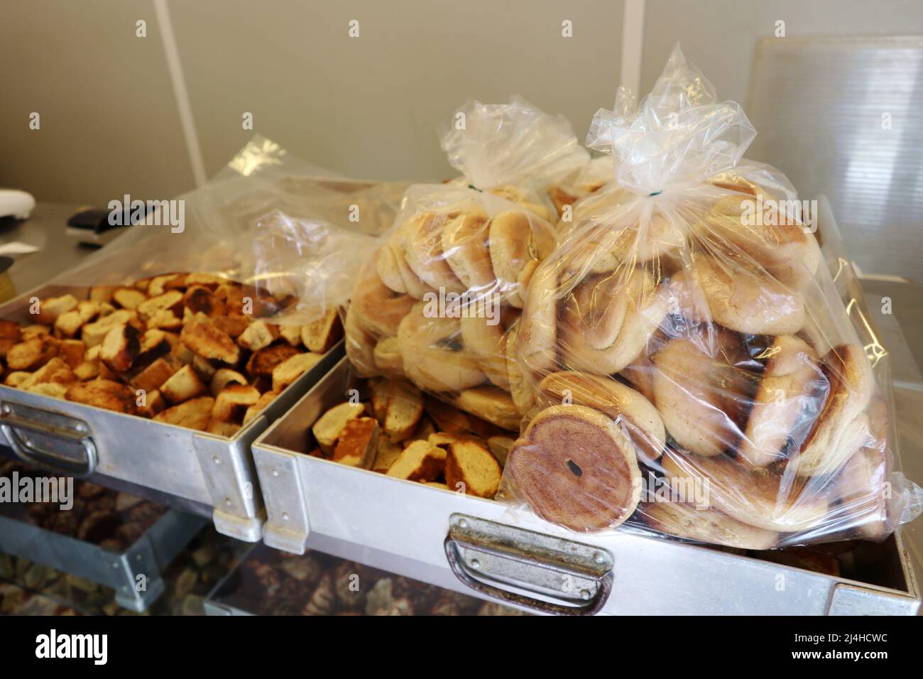 Römisch-jüdische Kekse für Pesach Holiday im Jüdischen Ghetto, Rom, Italien, april 15 2022. Pesach oder Pessach ist ein wichtiger jüdischer Feiertag, an dem der Exodus der Juden aus der Sklaverei in Ägypten erinnert wird. Dieses Jahr 2022 beginnt das Passahfest am Freitag, den 15. April und endet am Samstag, den 23. April, zeitgleich mit der christlichen Osterzeit. An den ersten beiden Passahnächten halten Familien und Gemeinden ein zeremonielles Abendessen mit dem Namen Seder ab, das die Lesung der Haggada und das Essen symbolischer Speisen umfasst. In diesem Jahr ist der erste Seder am 15. April nach Einbruch der Dunkelheit und der zweite am 16. April nach Einbruch der Dunkelheit. (Phot Stockfoto